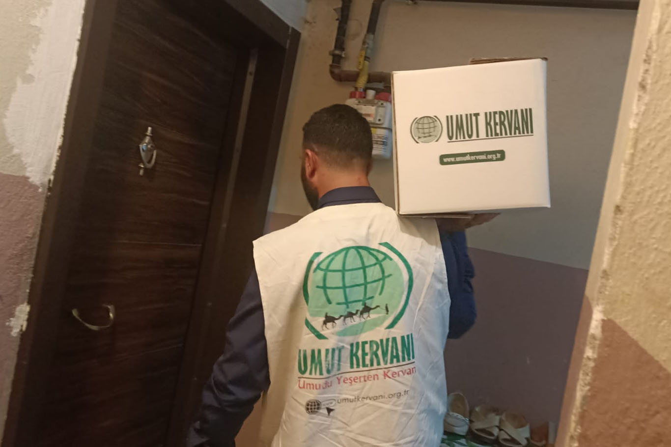 Umut Kervanı İzmir'den onlarca aileye gıda yardımı