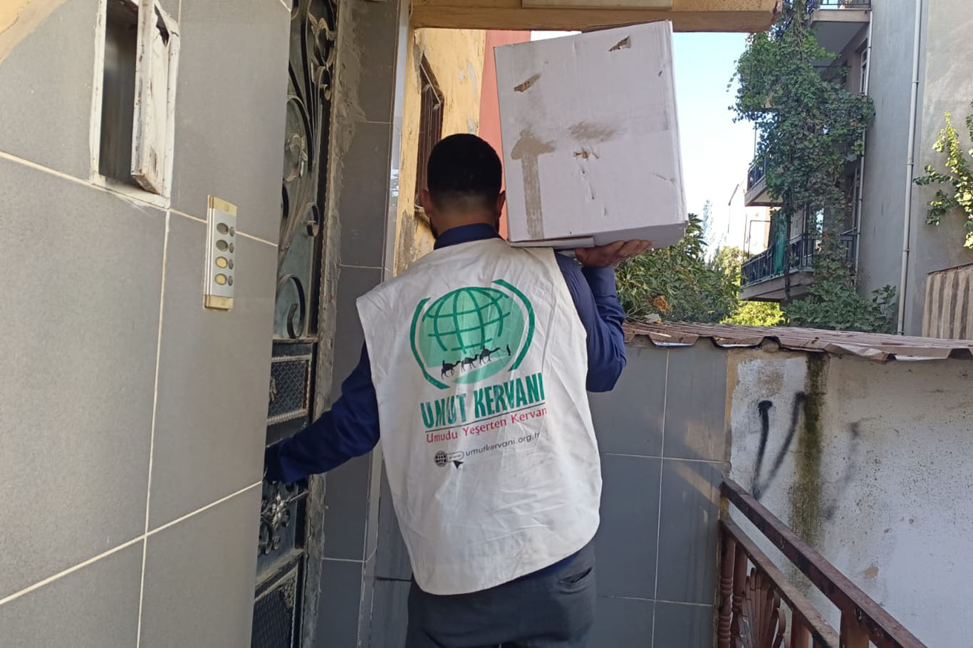 Umut Kervanı İzmir'den onlarca aileye gıda yardımı