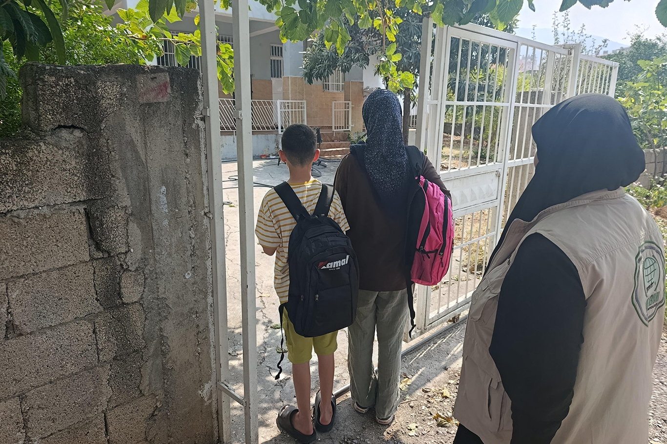 Umut Kervanı'ndan İskenderun’da ihtiyaç sahibi öğrencilere kırtasiye yardımı
