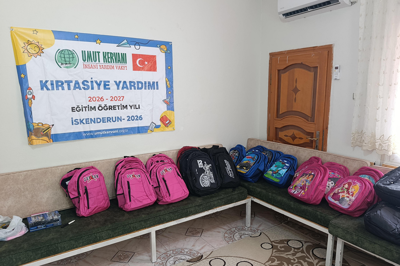 Umut Kervanı'ndan İskenderun’da ihtiyaç sahibi öğrencilere kırtasiye yardımı