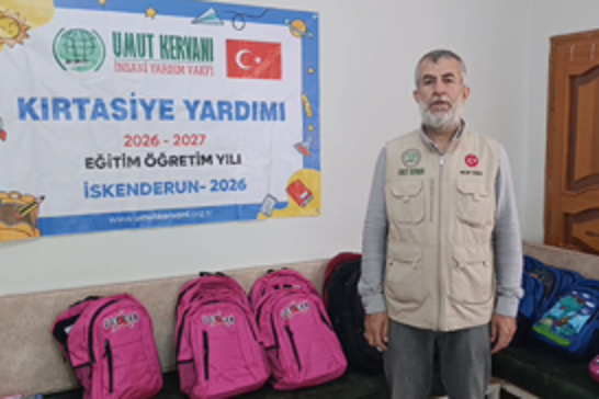 Umut Kervanı'ndan İskenderun’da ihtiyaç sahibi öğrencilere kırtasiye yardımı