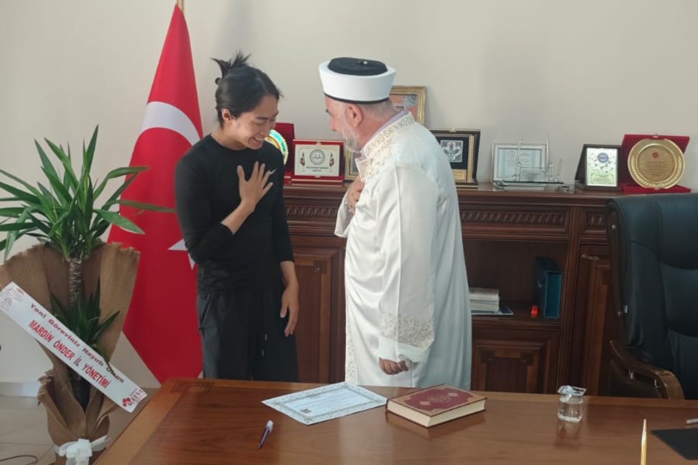 Mardin’e gezmeye gelen Güney Koreli vatandaş İslam ile şereflendi