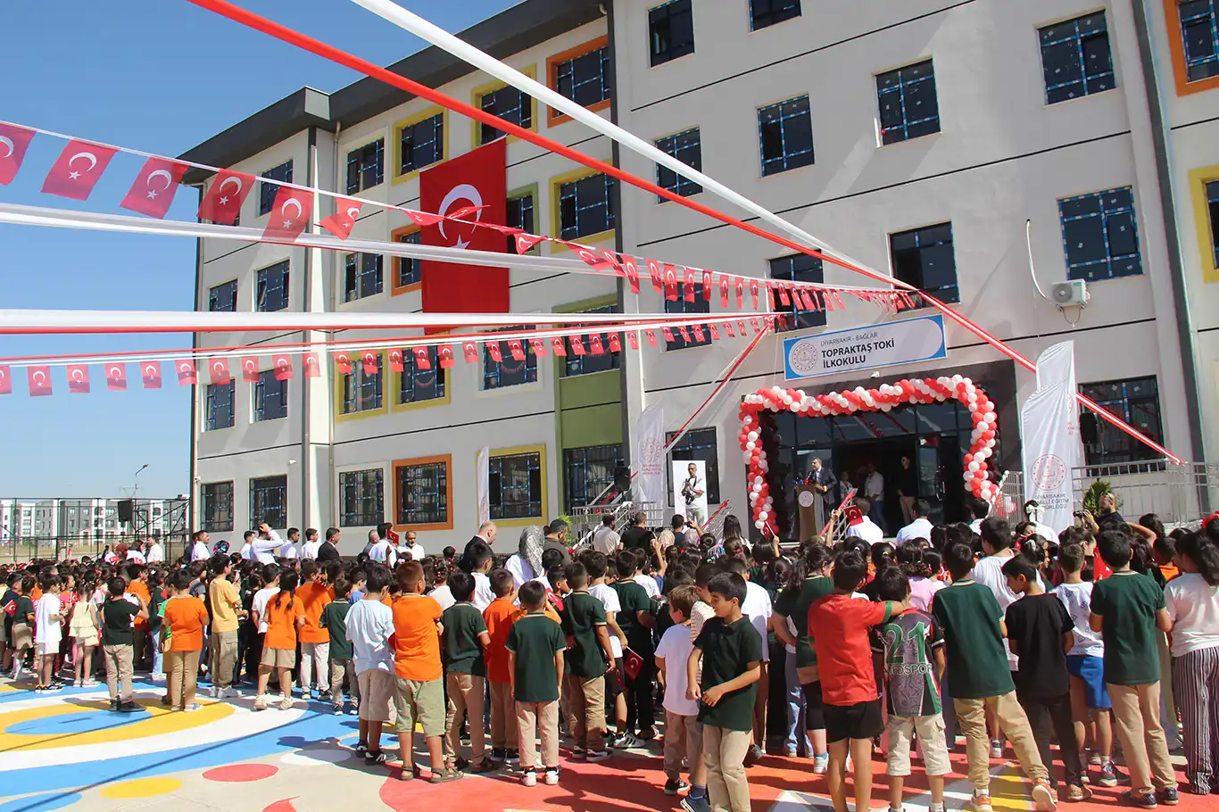 Diyarbakır'da hizmete açılan okulda "İlköğretim Haftası" kutlandı
