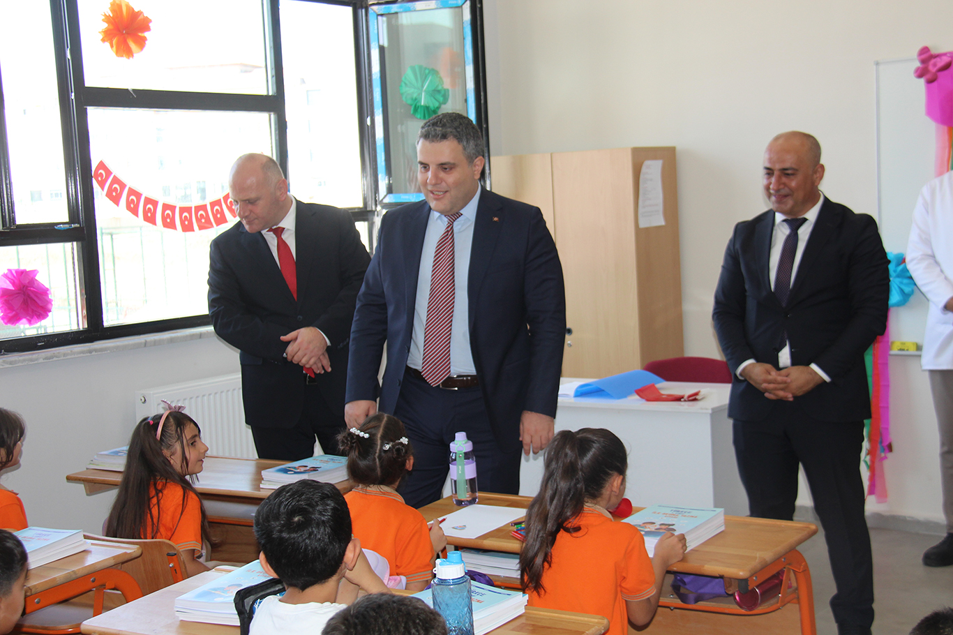 Diyarbakır'da hizmete açılan okulda İlköğretim Haftası kutlandı