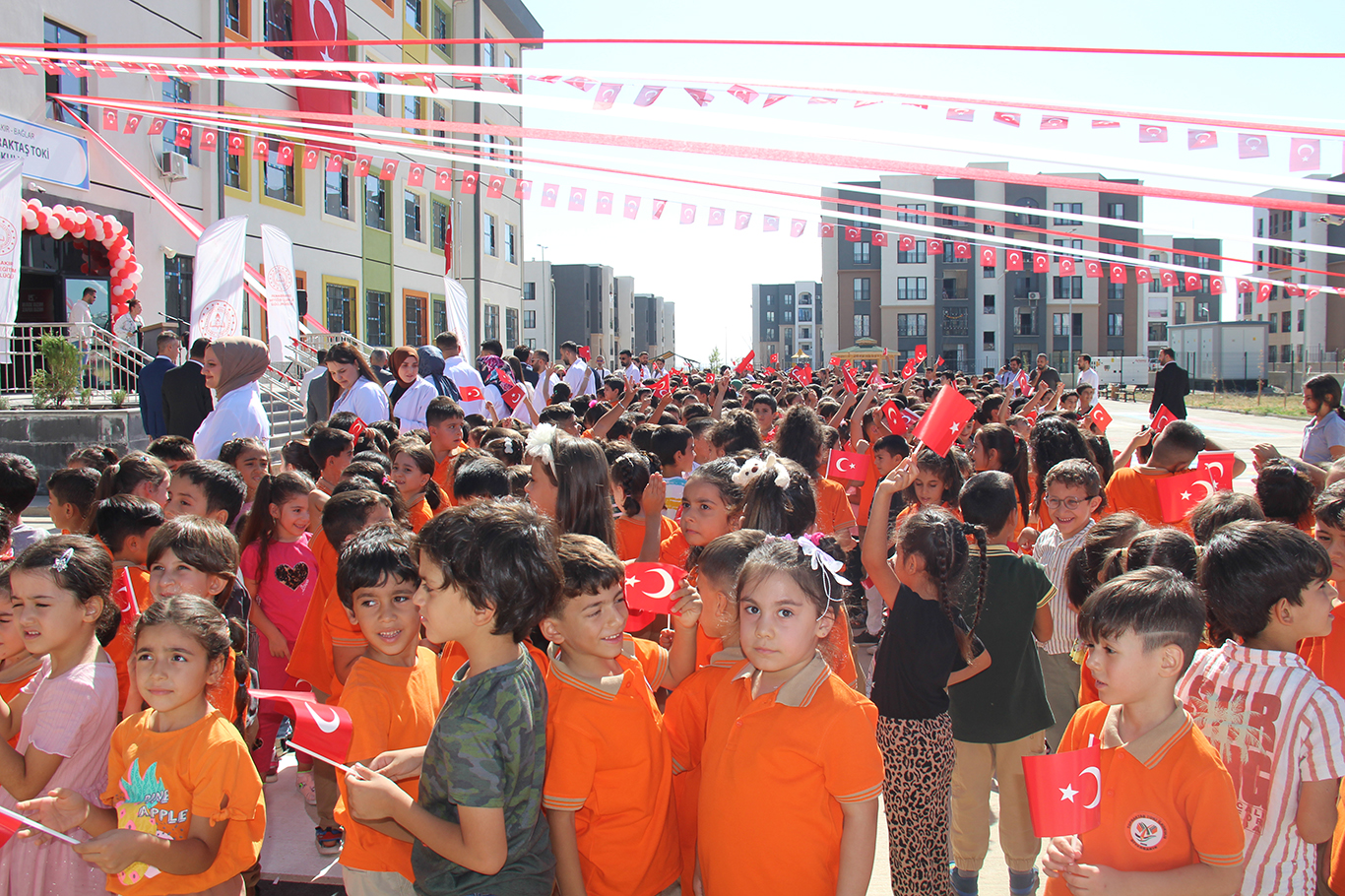 Diyarbakır'da hizmete açılan okulda İlköğretim Haftası kutlandı
