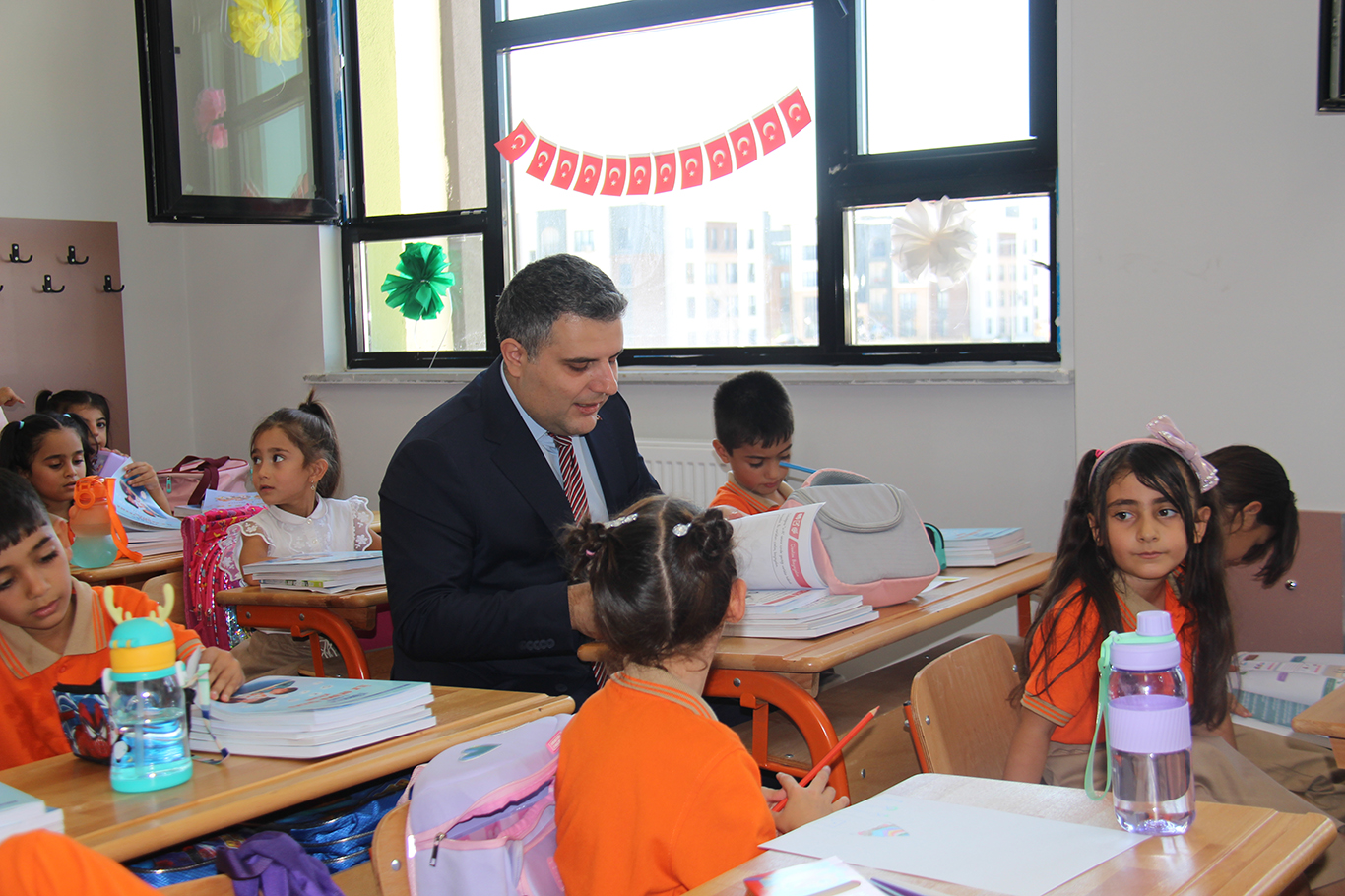 Diyarbakır'da hizmete açılan okulda İlköğretim Haftası kutlandı