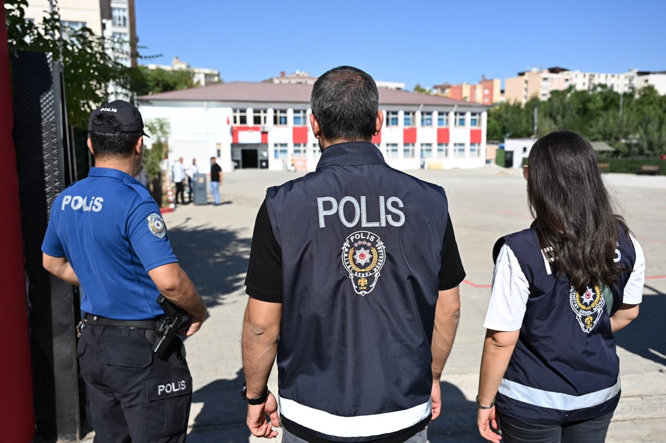 Siirt’te okul çevreleri ve servis araçları denetlendi