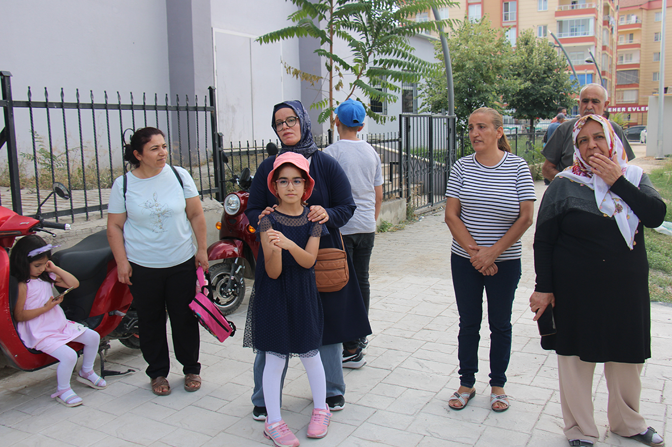 Depremzede hak sahipleri: Kış gelmeden evlerimize kavuşmak istiyoruz