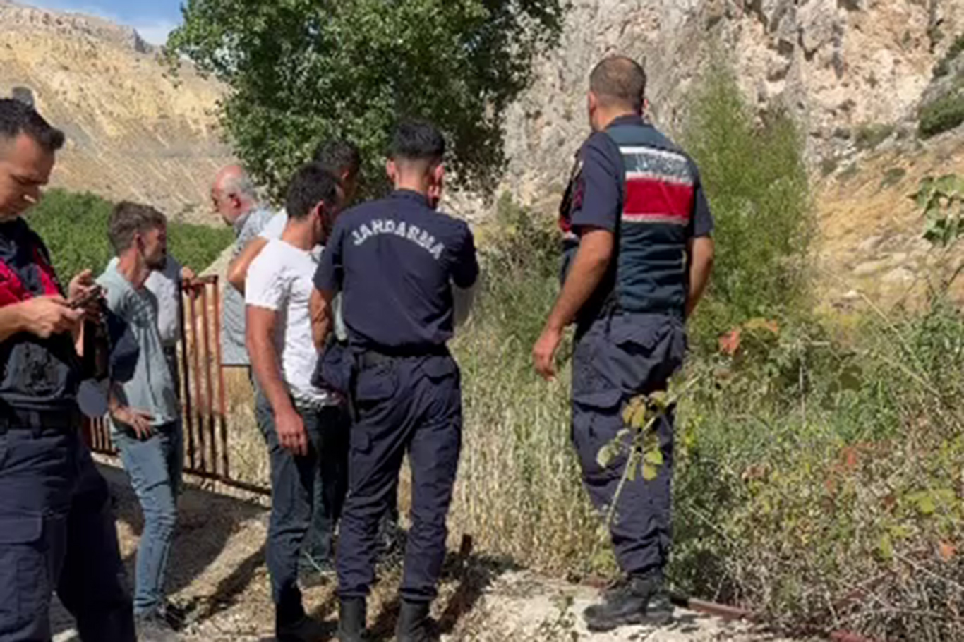 Kontrolden çıkan hafif ticari araç Tohma Çayı'na devrildi: 1 ölü, 1 yaralı