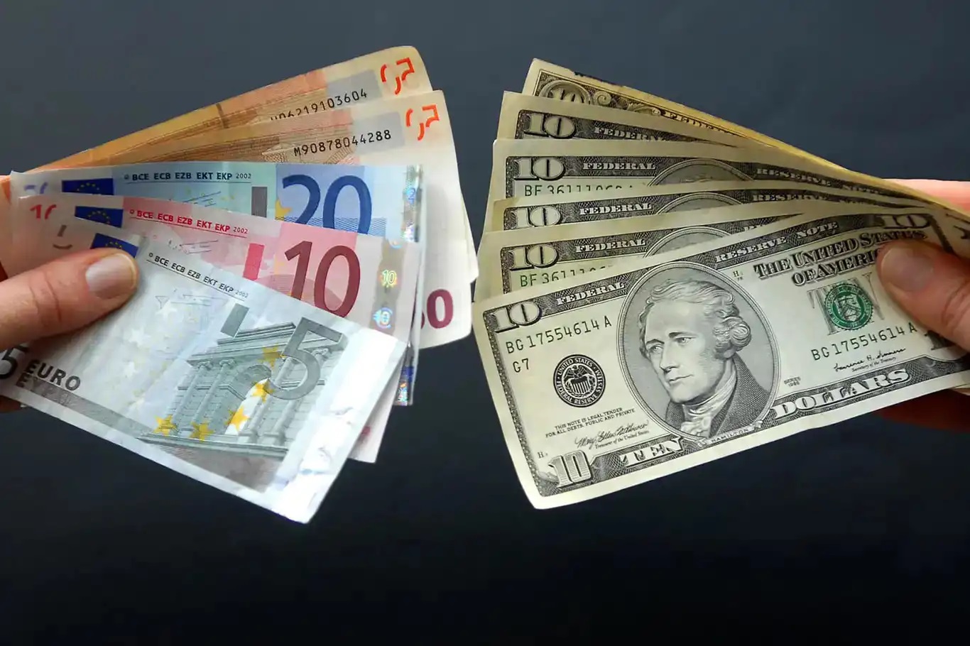 Dolar 48,66, Euro 56,20 lira seviyesinde
