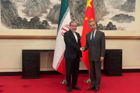 Abbas Arakçi ve Wang Yi Pekin'de bir araya geldi