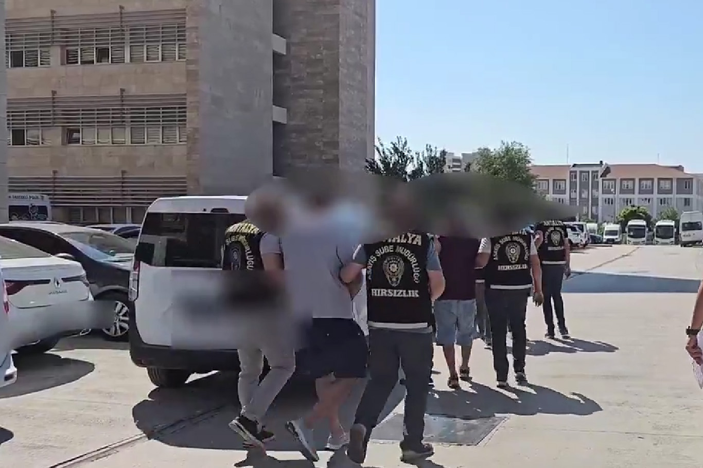 Antalya’da sinyal kesici cihazla otodan hırsızlık yapan 3 şüpheli tutuklandı