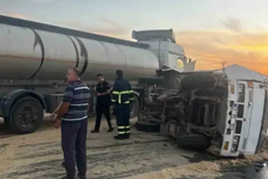 Şanlıurfa-Mardin kara yolunda tırla çarpışan saman yüklü kamyonet devrildi