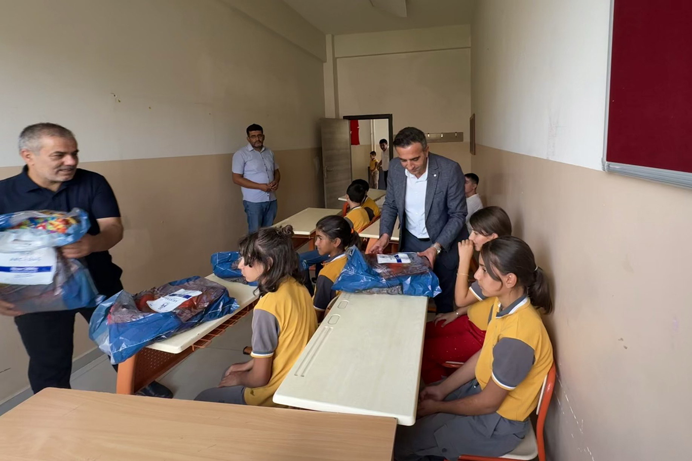 Akçadağ Belediyesinden öğrencilere çanta ve kırtasiye desteği