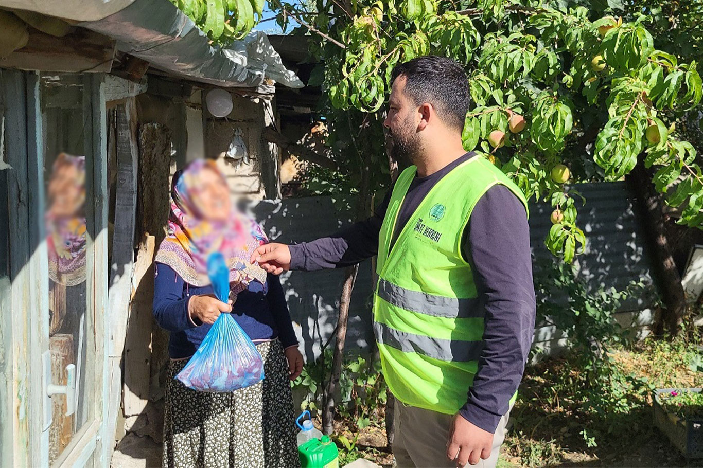 Umut Kervanı Van'da adak kurbanlarının etlerini ihtiyaç sahiplerine ulaştırdı