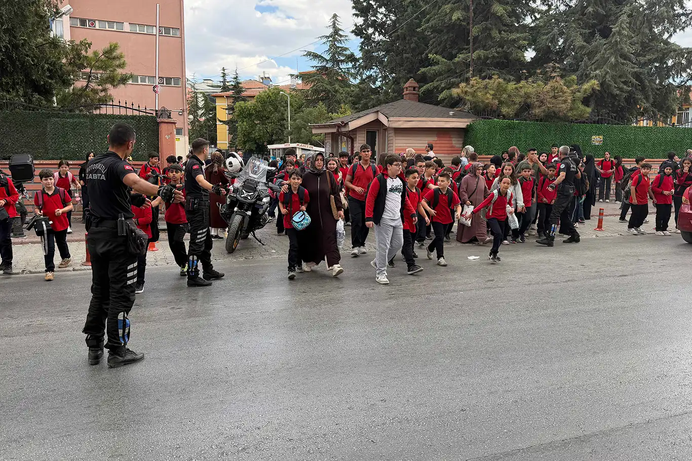 Konya’da okul çıkışlarında zabıtadan güvenli geçiş uygulaması