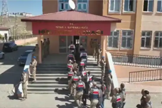 8 ilde organize suç örgütlerine yönelik operasyon: 76 şüpheli yakalandı
