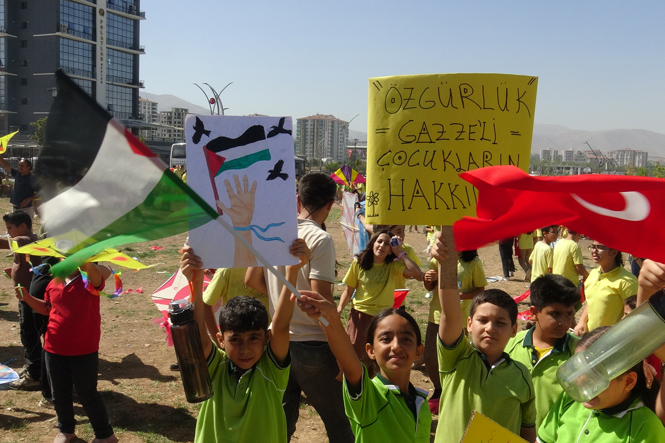 Öğrencilerden Gazze'deki akranları için çağrı: Onlar da okullarına gidebilsin, ölmesin! 