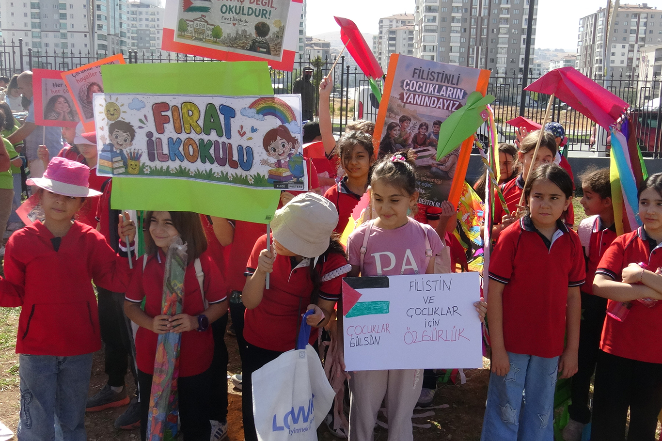 Öğrencilerden Gazze'deki akranları için çağrı: Onlar da okullarına gidebilsin, ölmesin! 
