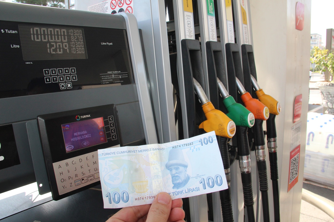 Akaryakıt fiyatları 100 TL'yi aştı: Sürücüler tepkili