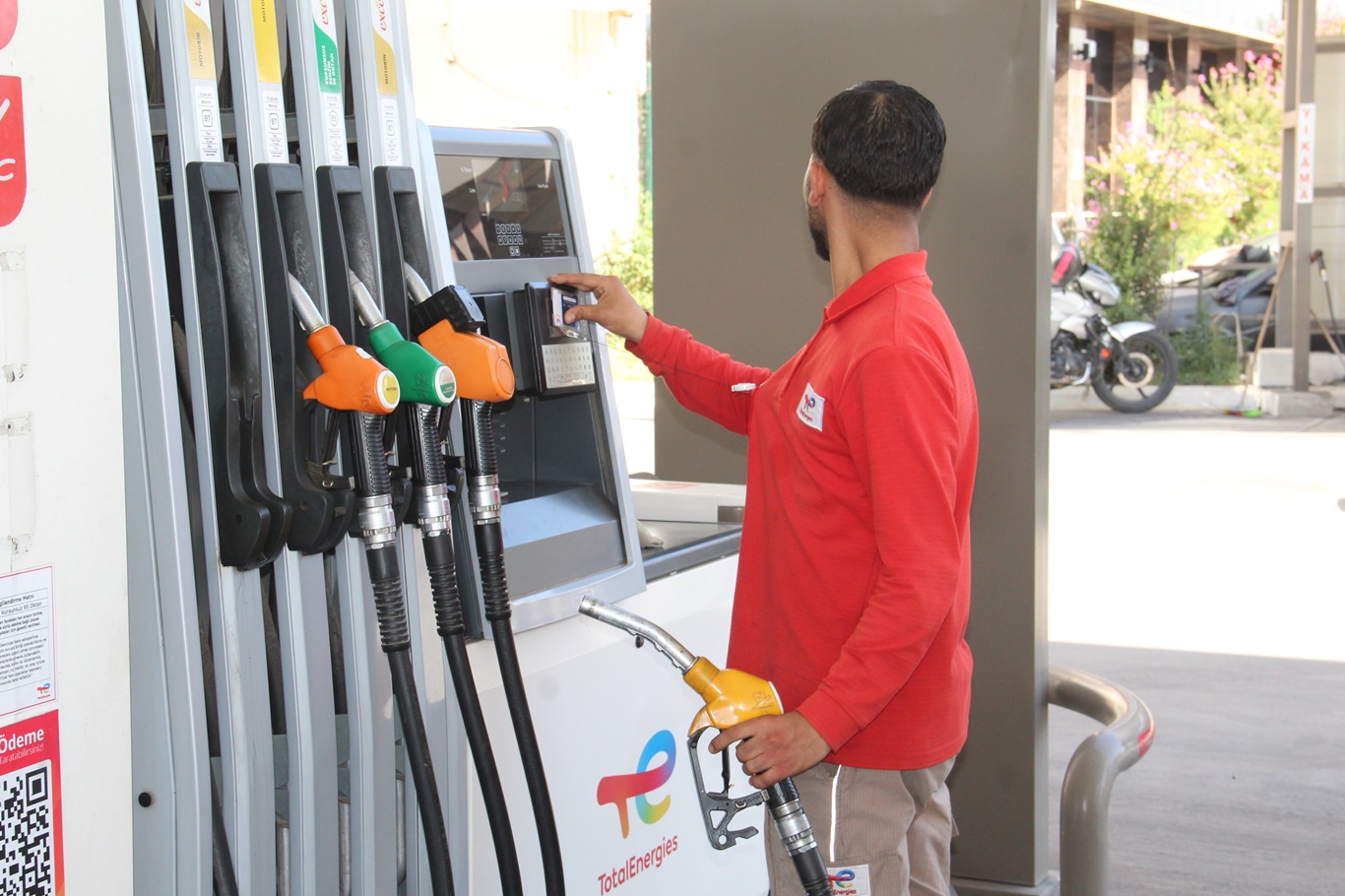 Akaryakıt fiyatları 100 TL'yi aştı: Sürücüler tepkili