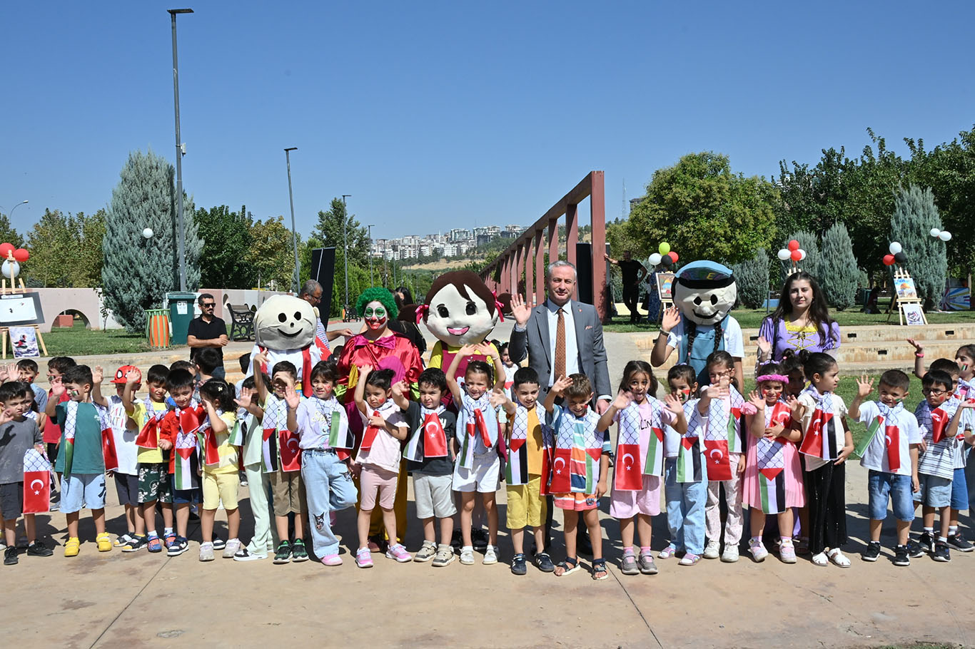 Şanlıurfa'da Gazze'deki çocuklar için uçurtmalar gökyüzüne bırakıldı