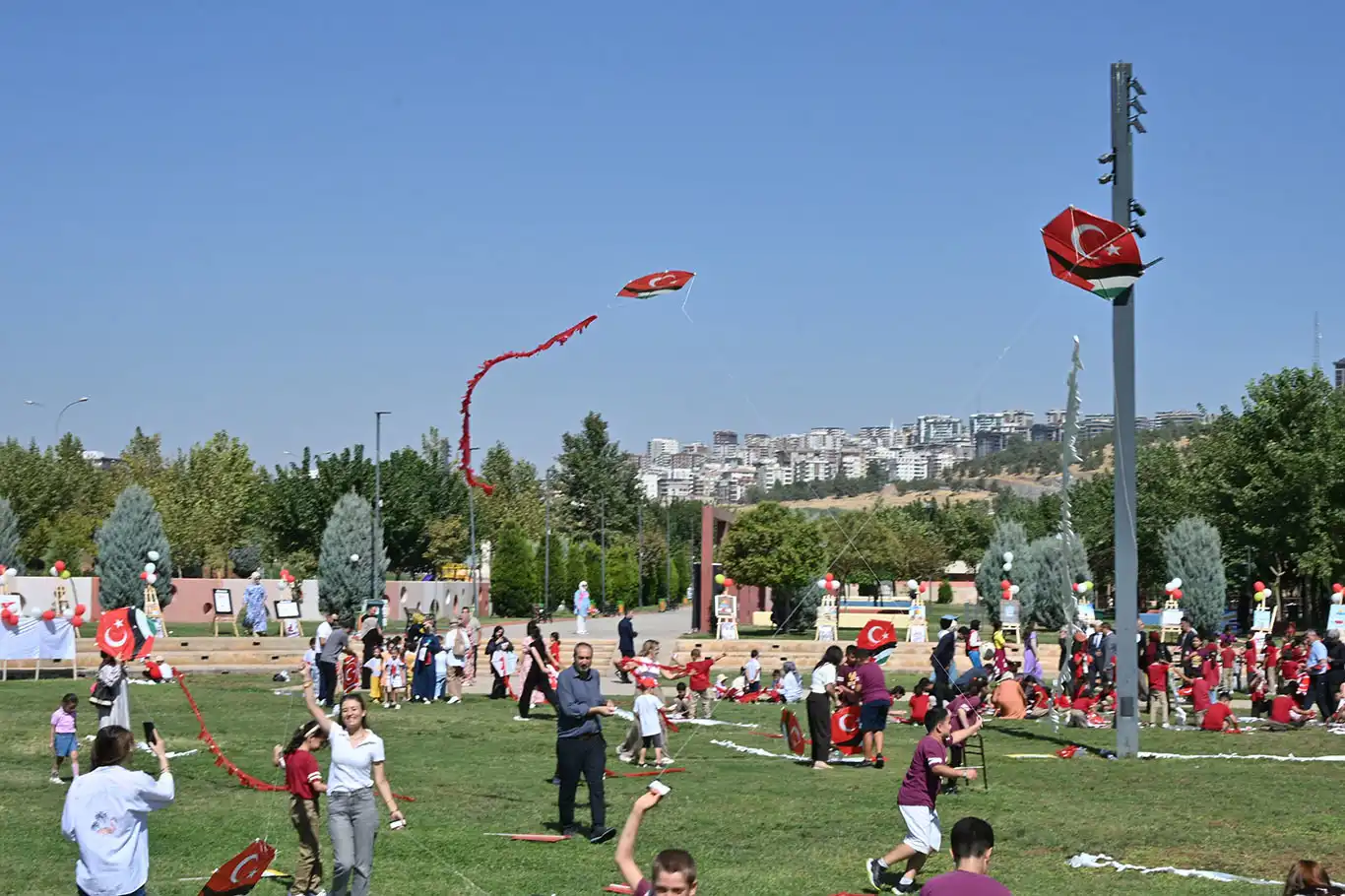 Şanlıurfa'da Gazze'deki çocuklar için uçurtmalar gökyüzüne bırakıldı