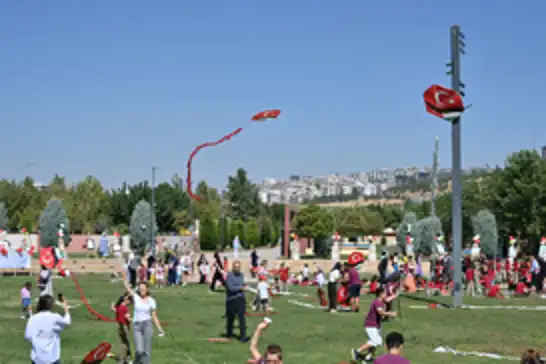 Şanlıurfa'da Gazze'deki çocuklar için uçurtmalar gökyüzüne bırakıldı
