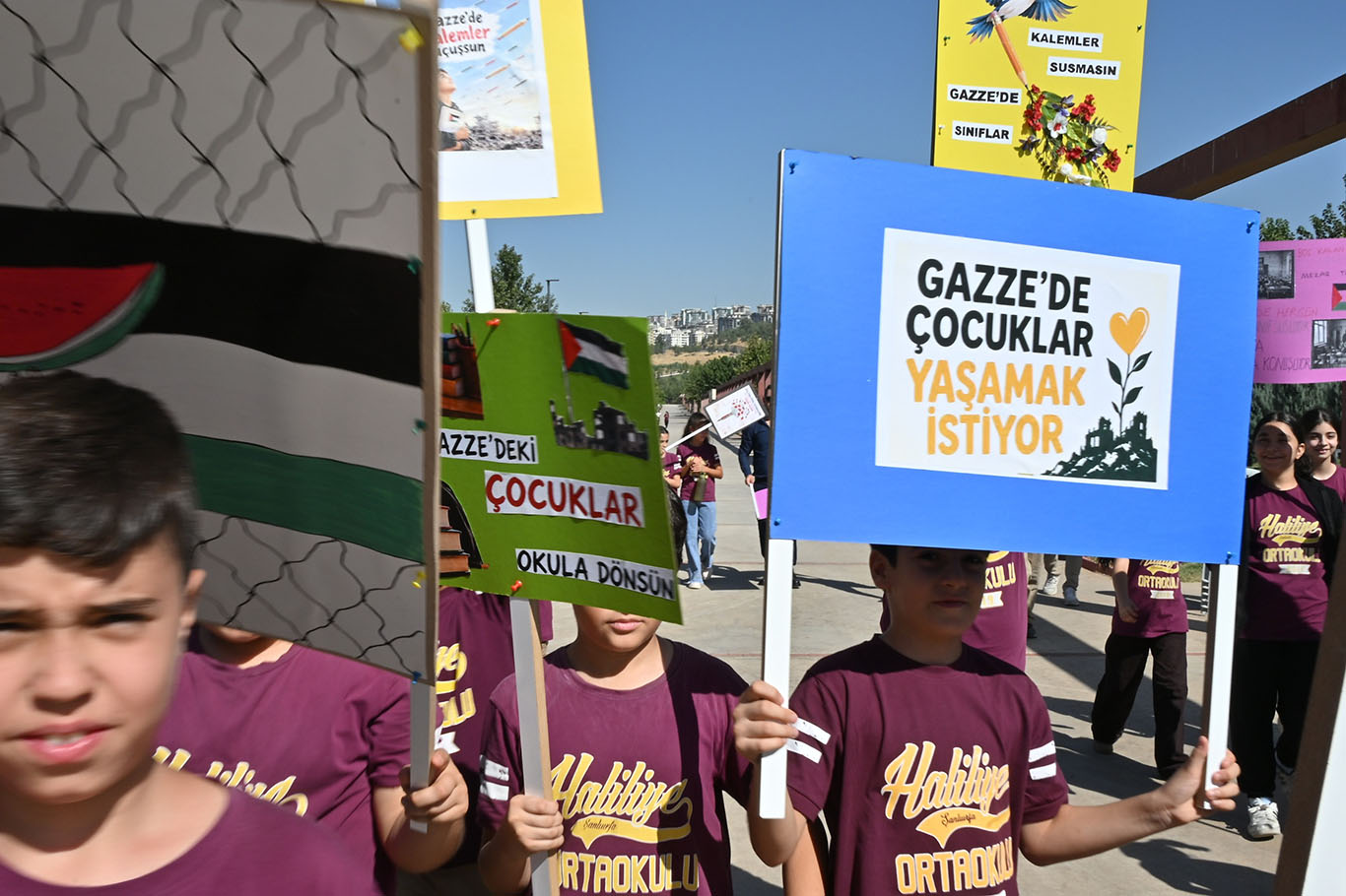 Şanlıurfa'da Gazze'deki çocuklar için uçurtmalar gökyüzüne bırakıldı