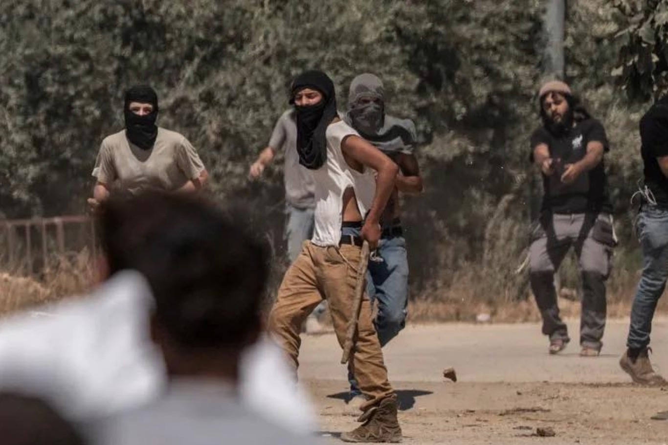 إصابة 5 فلسطينيين..المستوطنون الصهاينة يهاجمون مركبة فلسطينية في رام الله