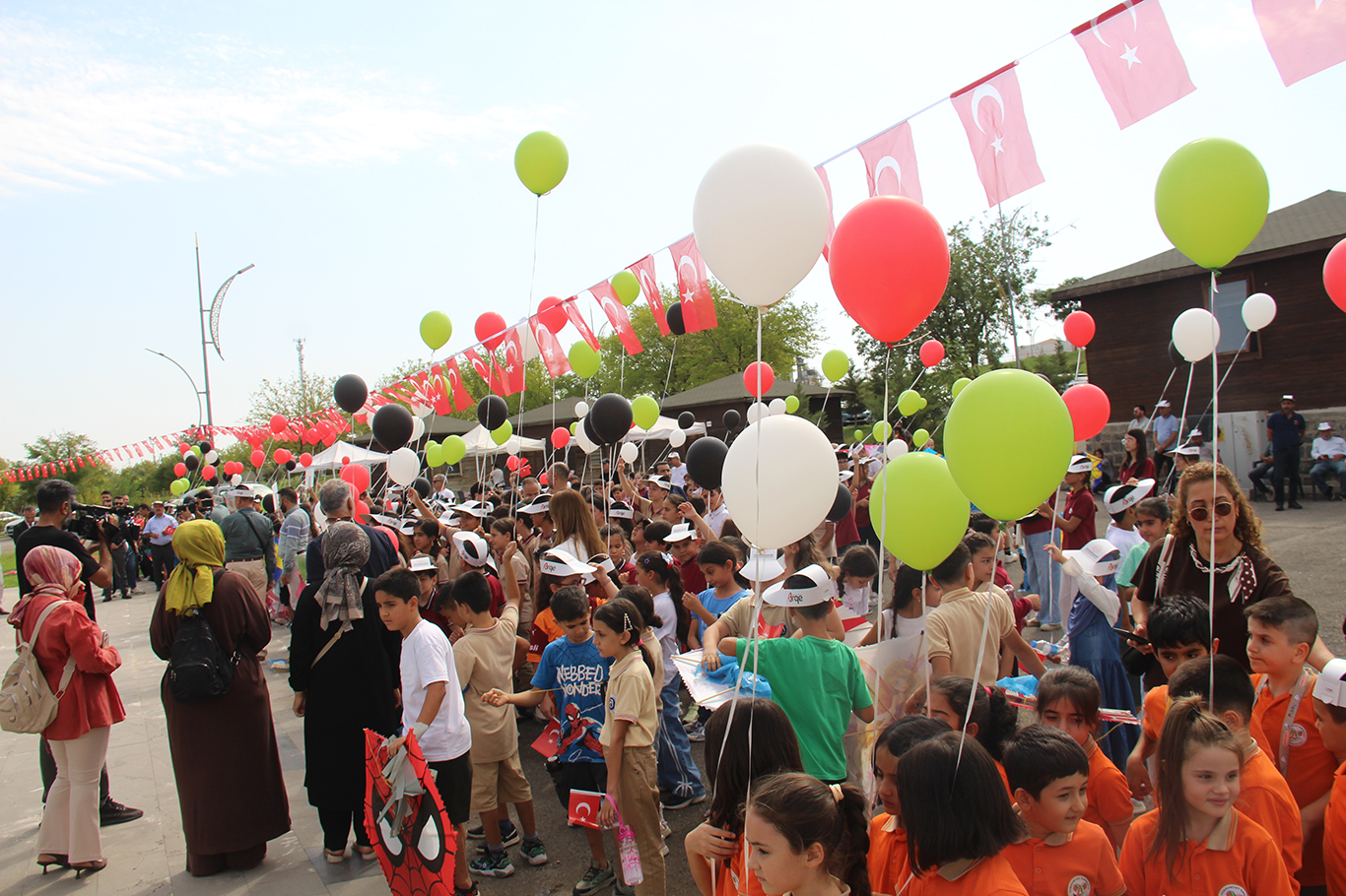 Diyarbakır'da Gazze için uçurtmalar gökyüzüne yükseldi