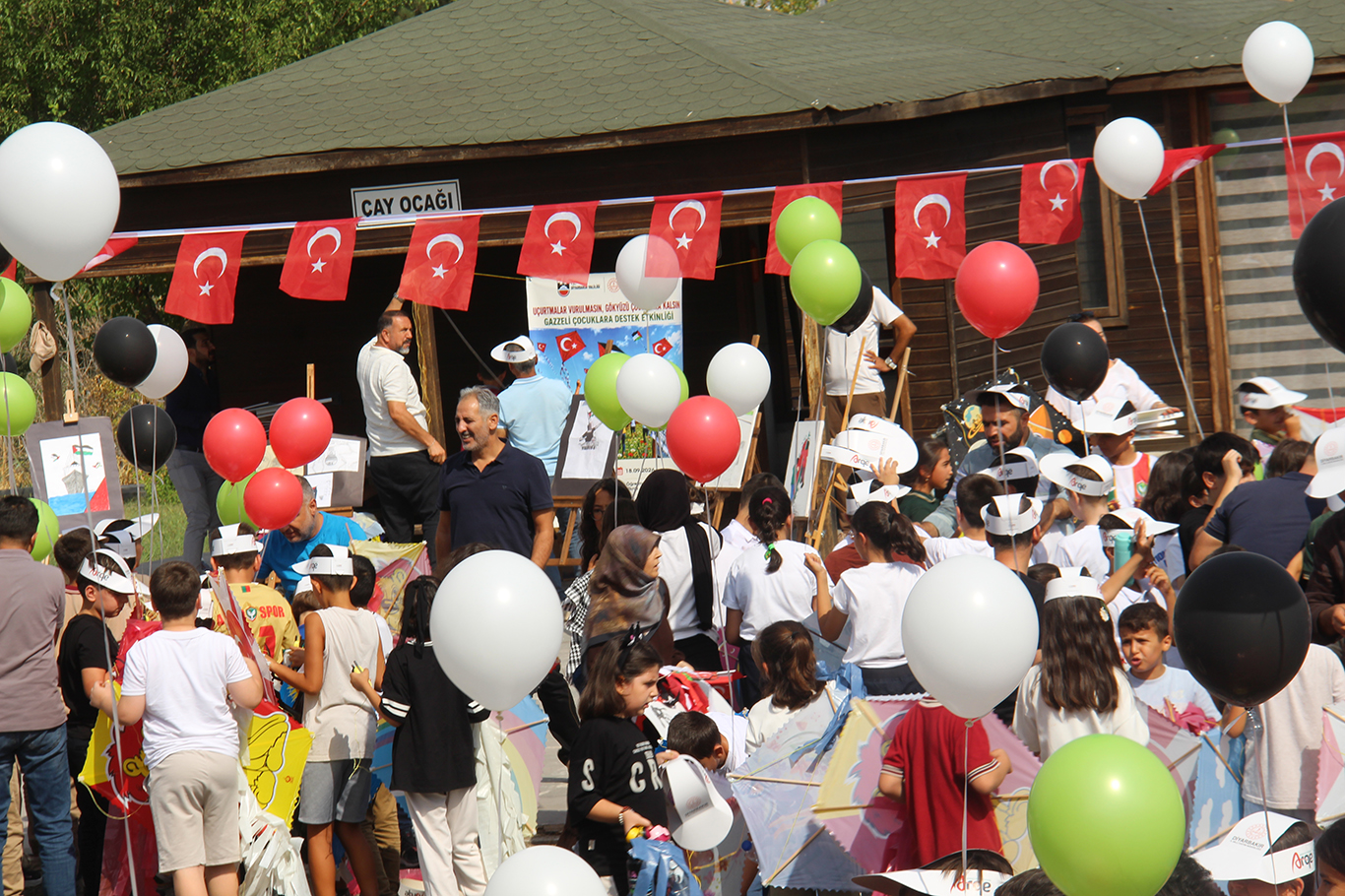 Diyarbakır'da Gazze için uçurtmalar gökyüzüne yükseldi