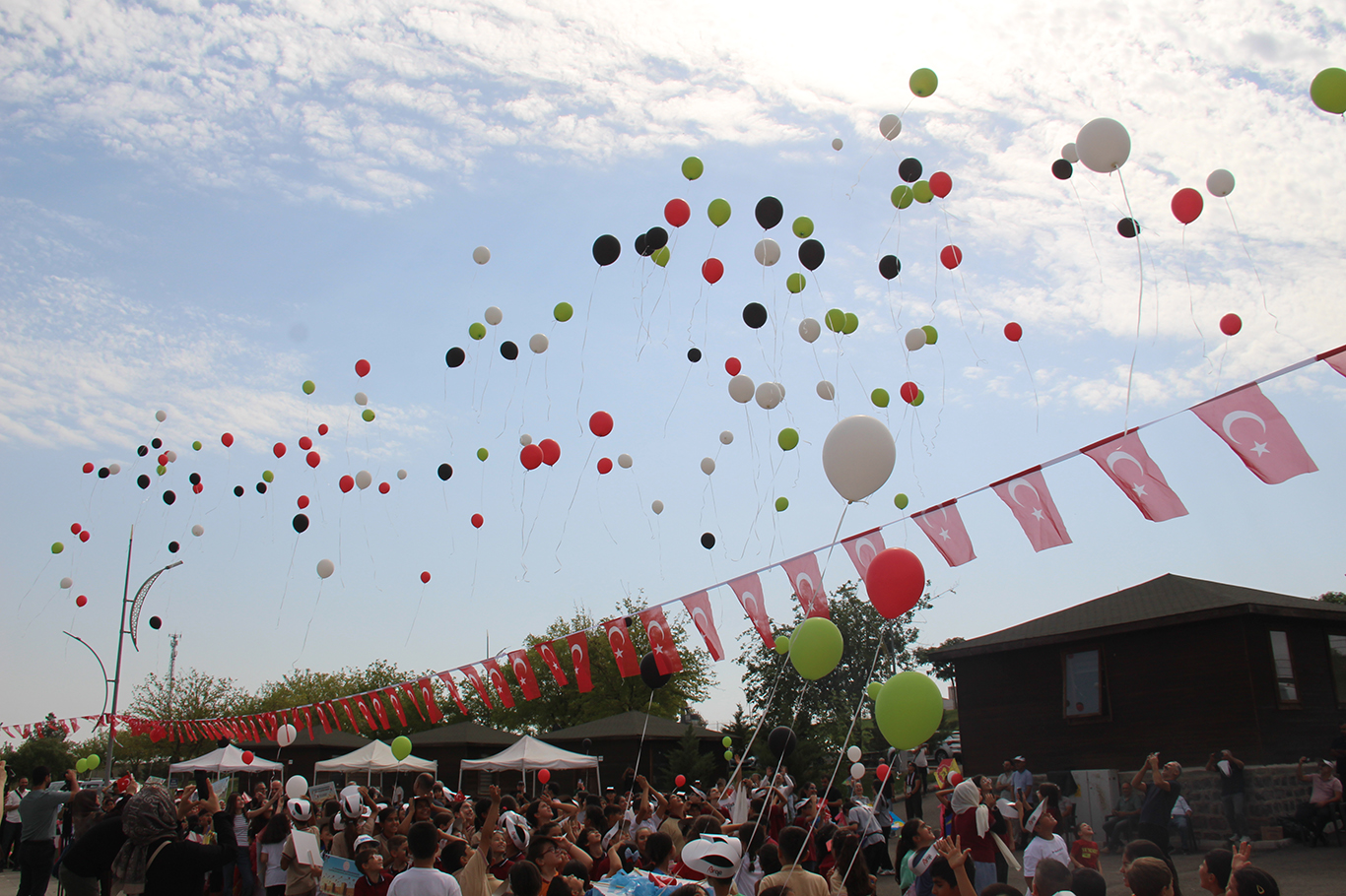 Diyarbakır'da Gazze için uçurtmalar gökyüzüne yükseldi
