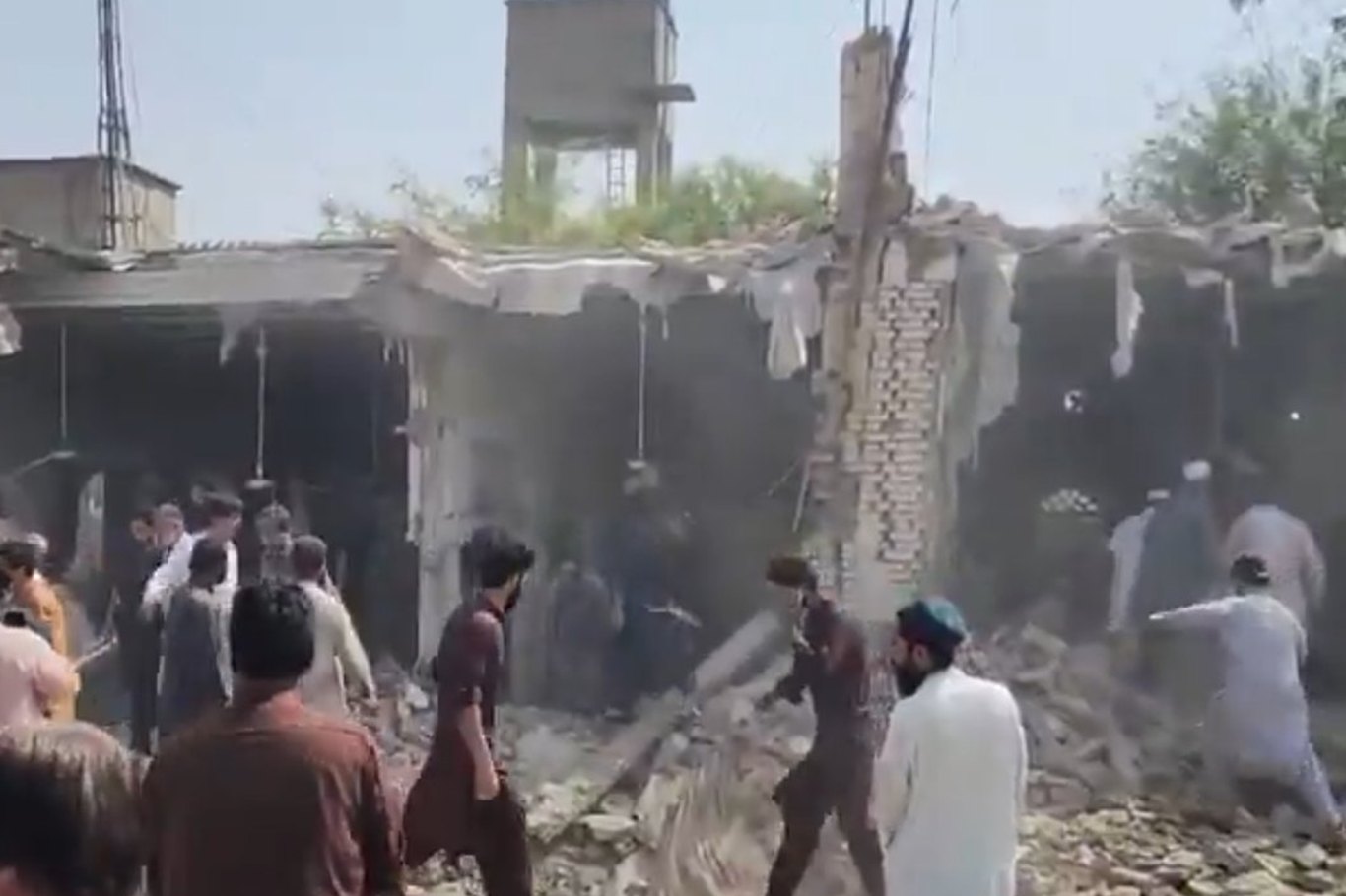 Pakistan'da camiye bombalı araçla saldırı: 5'i polis 11 ölü