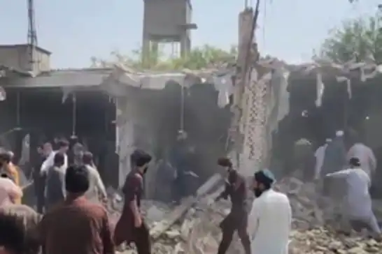 Pakistan'da camiye bombalı araçla saldırı: 5'i polis 11 ölü
