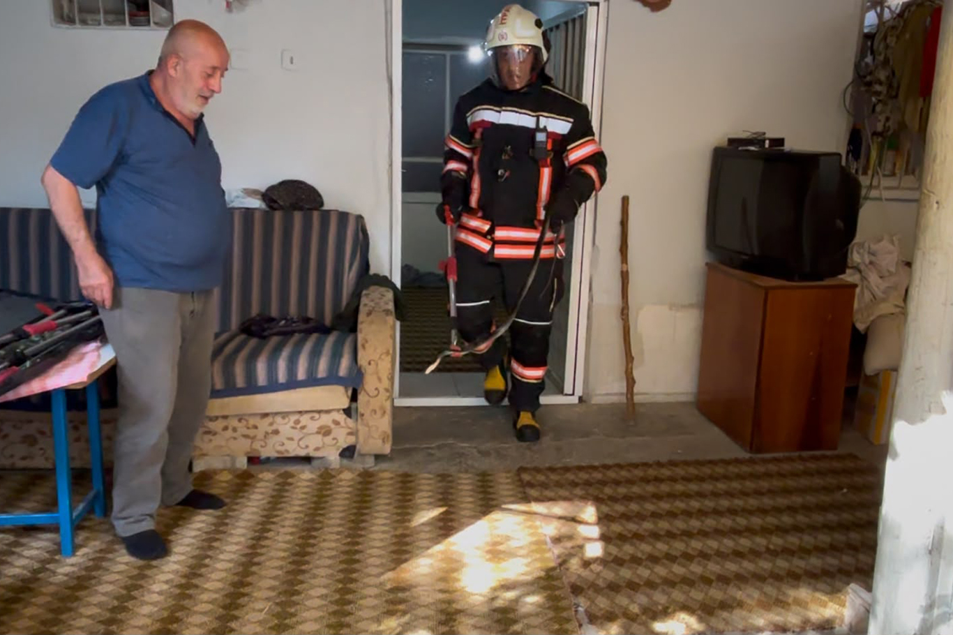 Malatya'da eve giren yılan itfaiye ekiplerince çıkarıldı