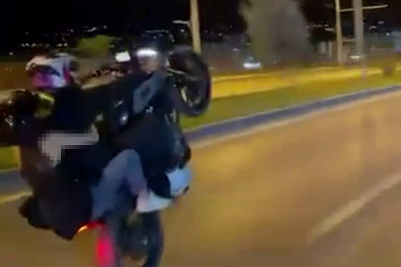 Malatya'da trafikte tek teker üzerinde ilerleyen motosiklet sürücüsüne ceza