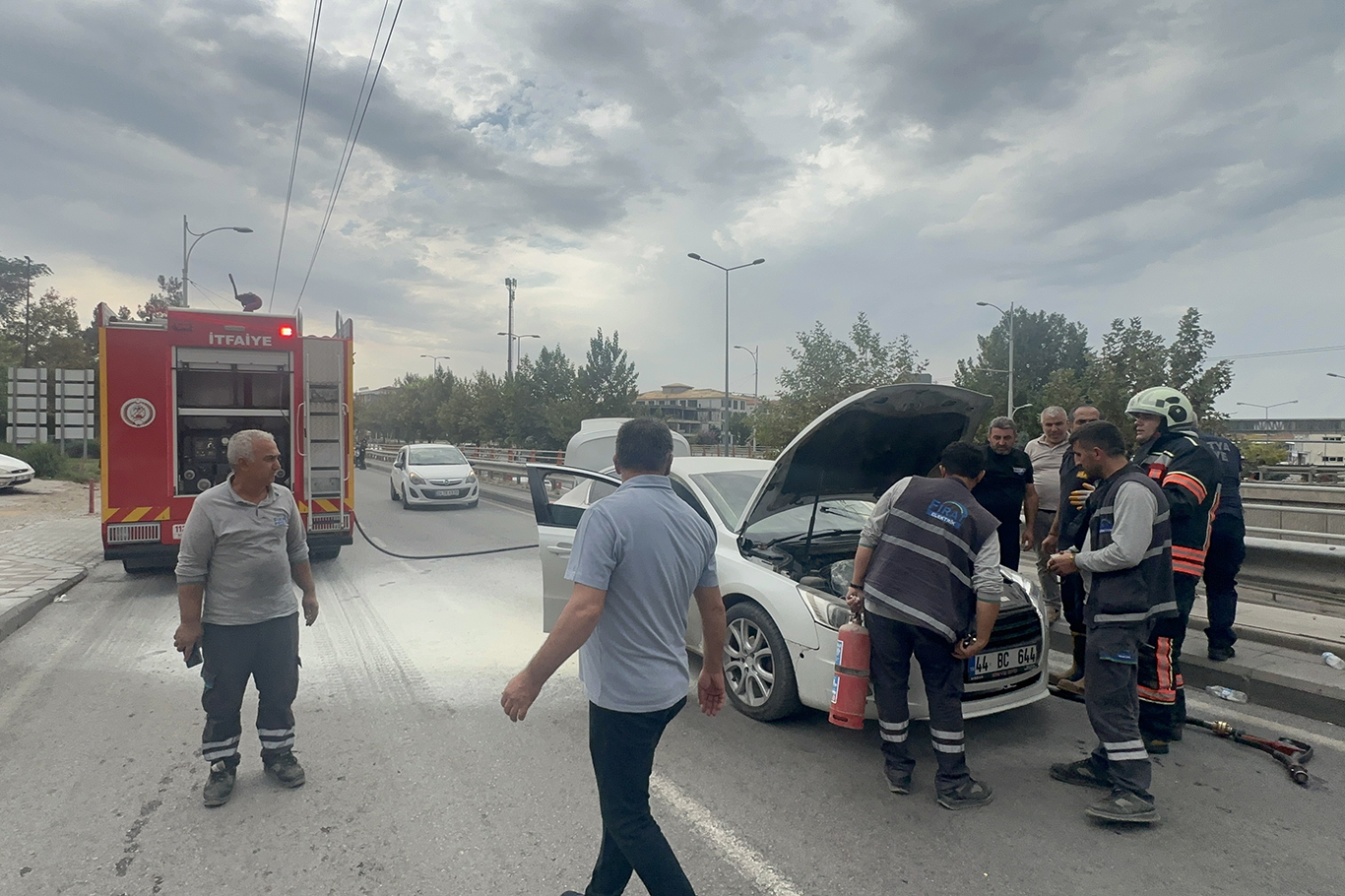 Malatya'da seyir halindeki otomobil aniden alev aldı