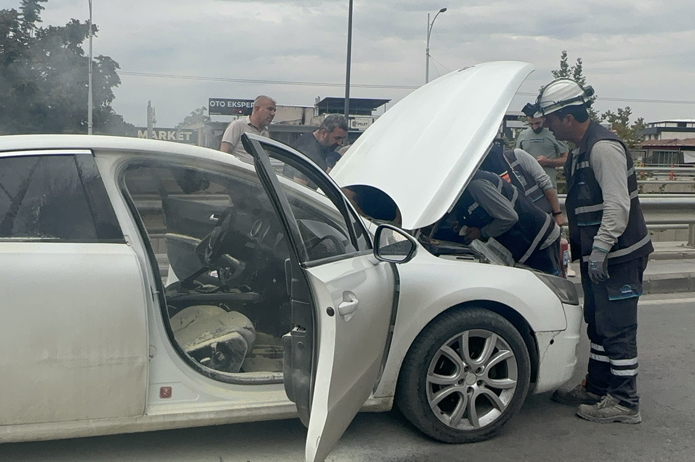 Malatya'da seyir halindeki otomobil aniden alev aldı
