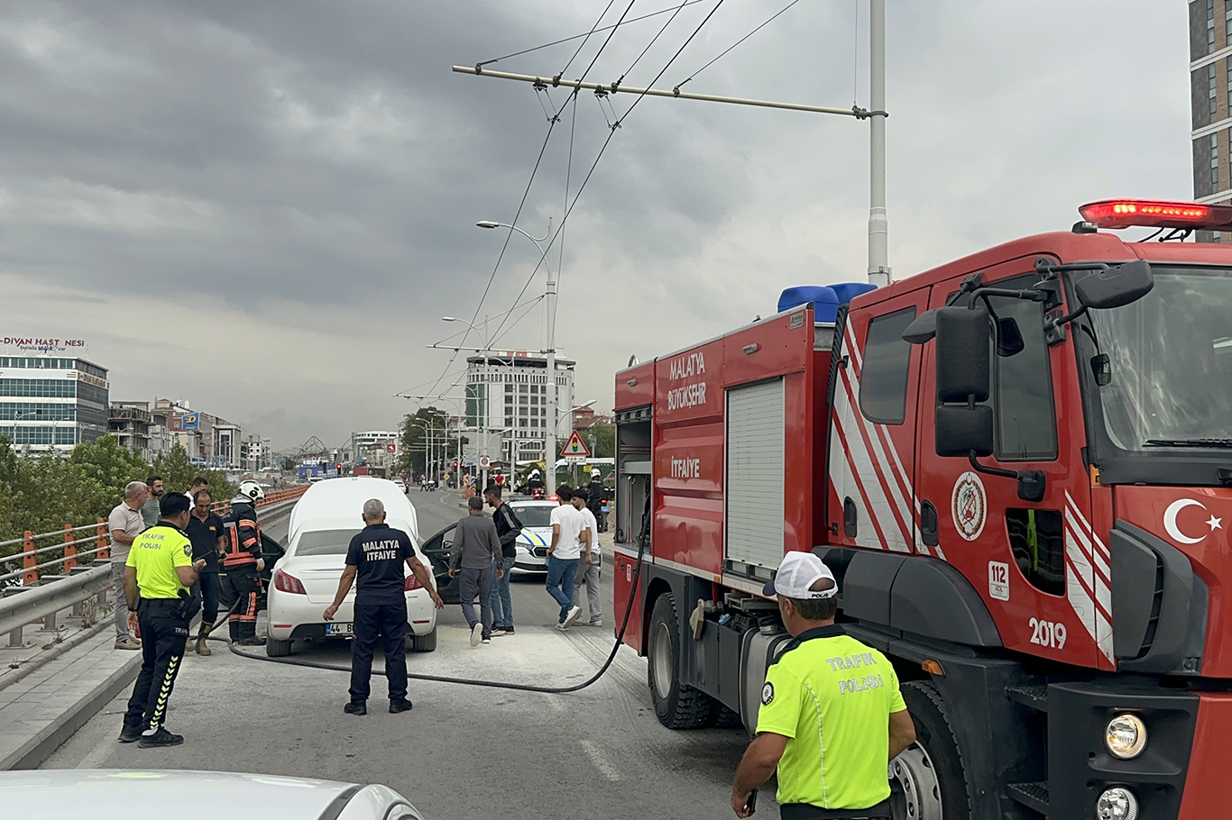 Malatya'da seyir halindeki otomobil aniden alev aldı