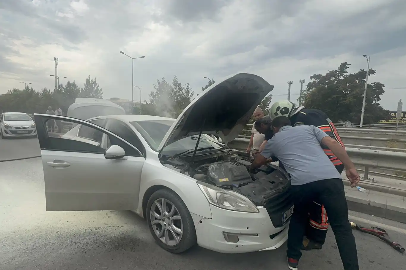 Malatya'da seyir halindeki otomobil aniden alev aldı