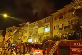 Malatya'da 4 katlı binanın çatısında yangın