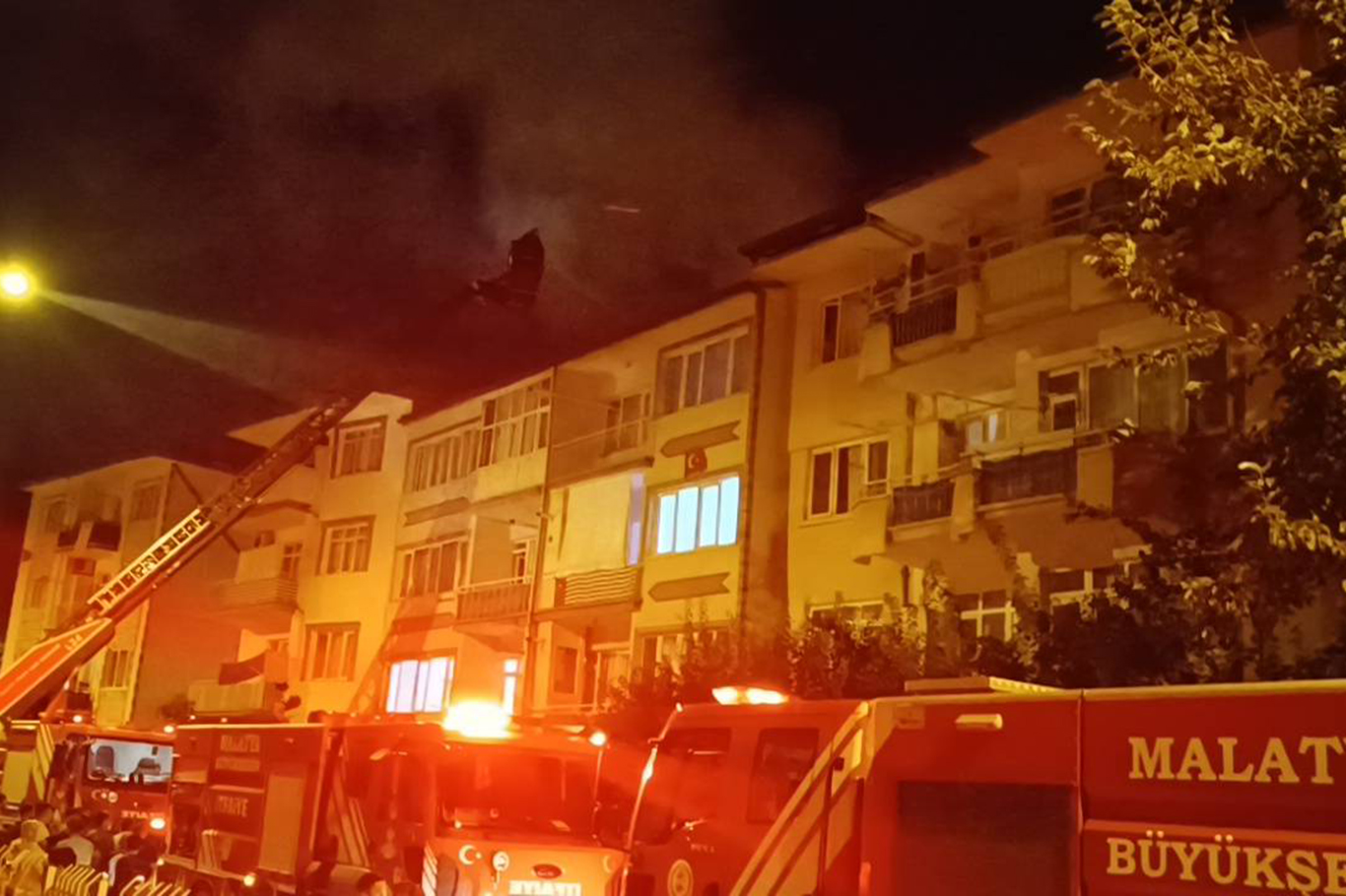 Malatya'da 4 katlı binanın çatısında yangın