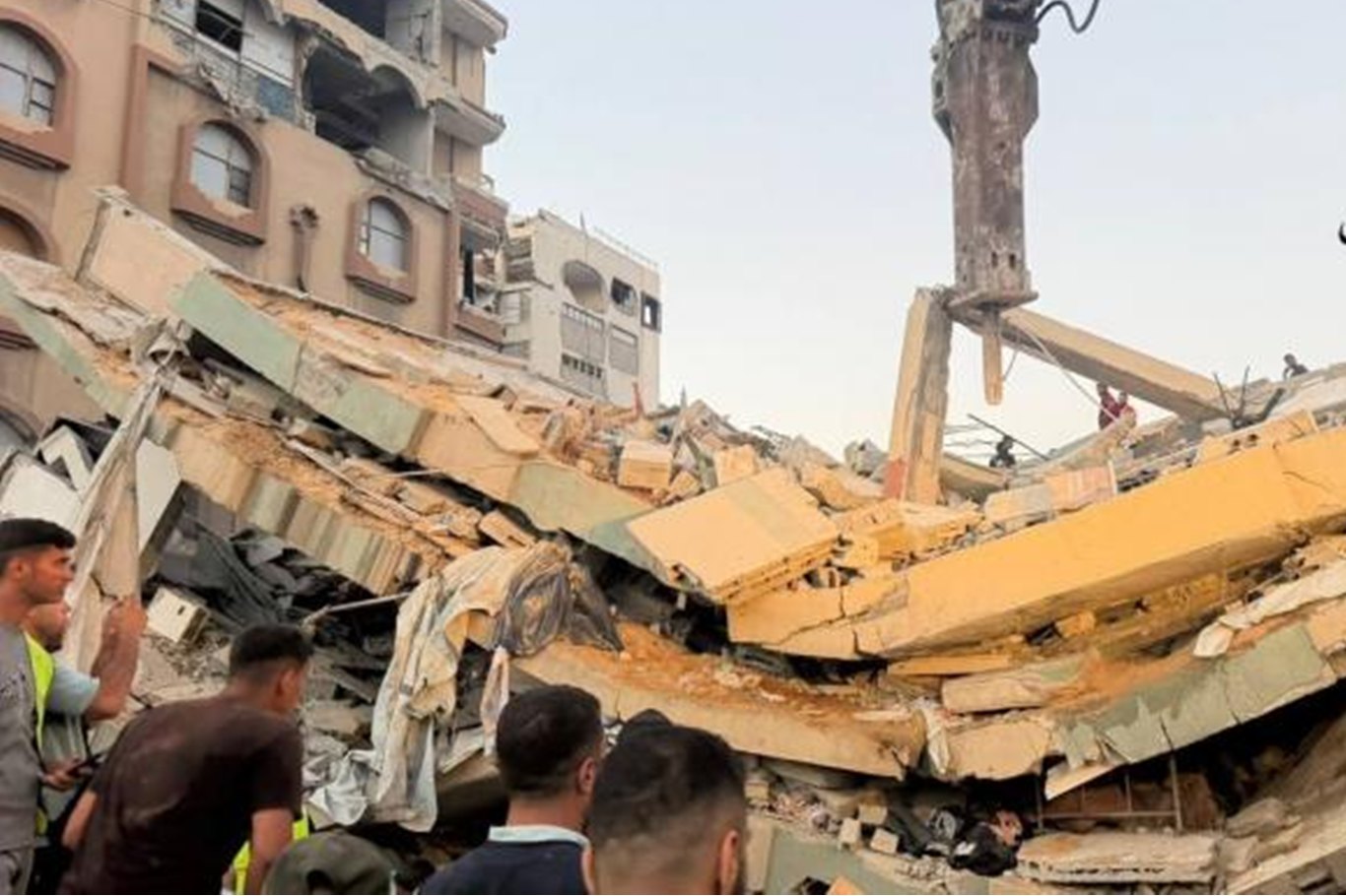 لە غەززە لە ئەنجامی ڕووخانی باڵەخانەیەک ٥ کەس بریندار بوون