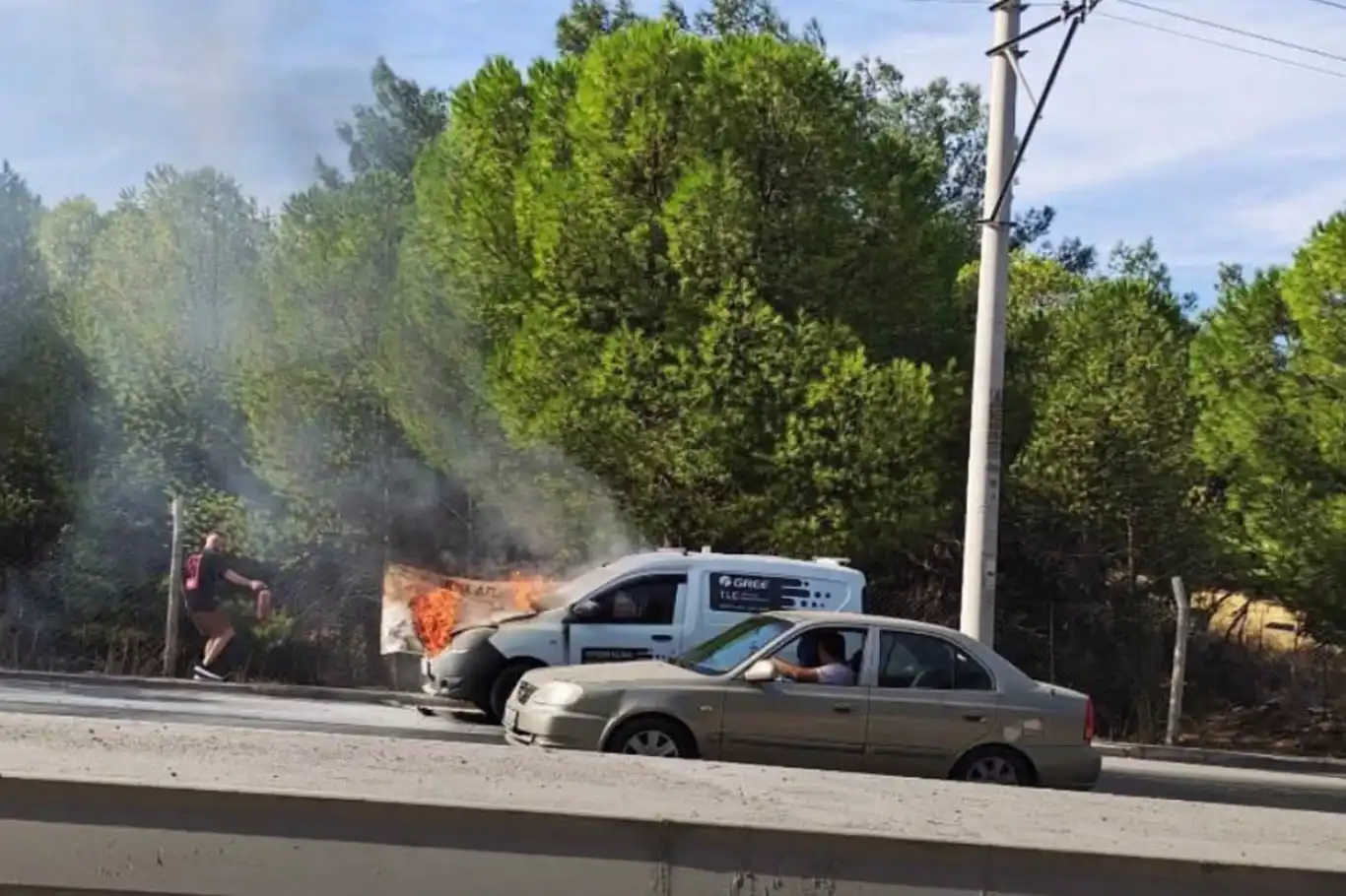 Buca Kaynaklar’da mezarlık karşısında araç alev aldı