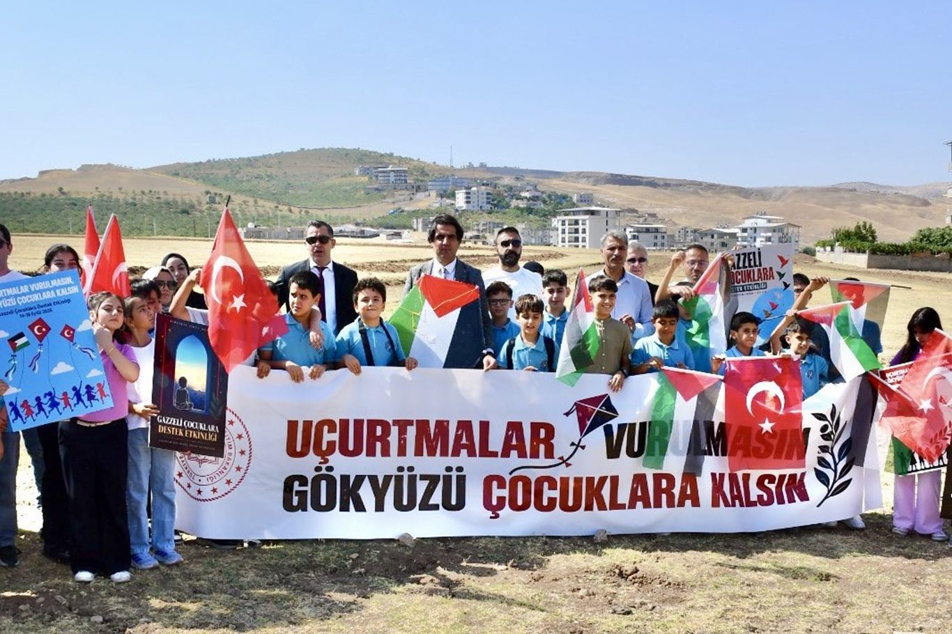 Siirt’te gökyüzüne barış mesajı: Uçurtmalar Gazze’deki çocuklar için uçuruldu