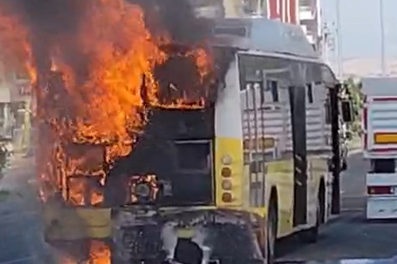 Diyarbakır’da belediye otobüsü alev alev yandı!