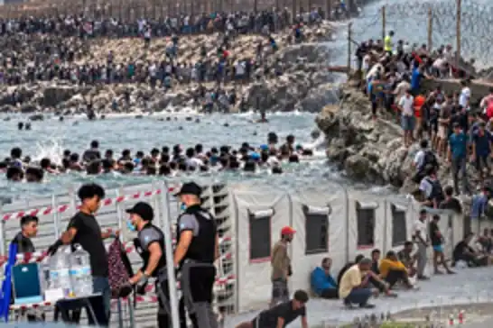 Ceuta'da göçmen kabul merkezi doldu: Göçmenler sahilde kamp kurdu