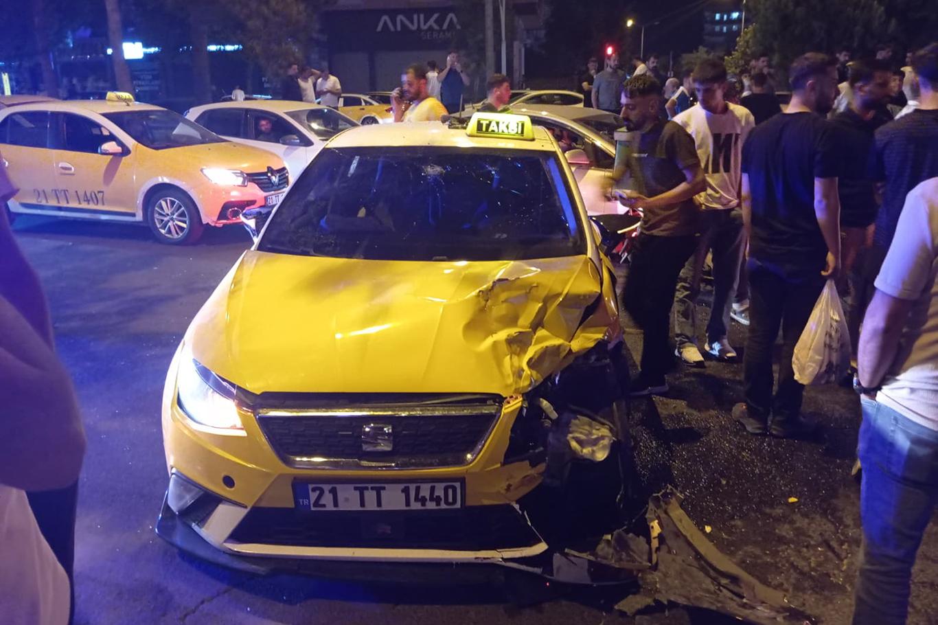 Diyarbakır'da 3 araç birbirine girdi: 1'i ağır 5 yaralı 