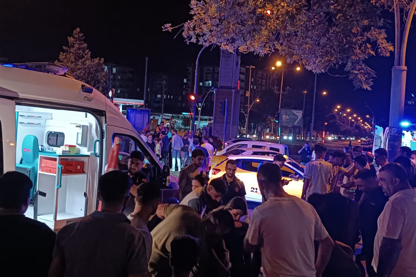 Diyarbakır'da 3 araç birbirine girdi: 1'i ağır 5 yaralı 